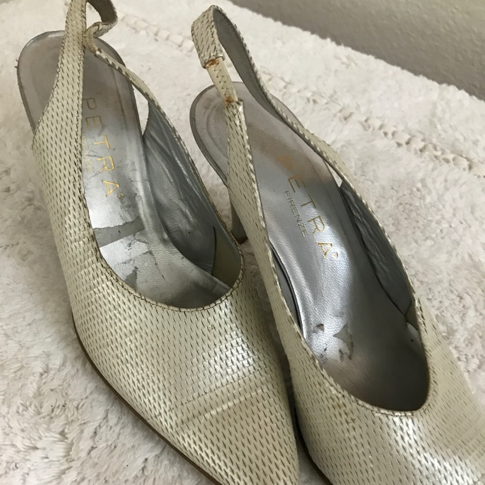 Sliver pointed heel  sling back. Petra